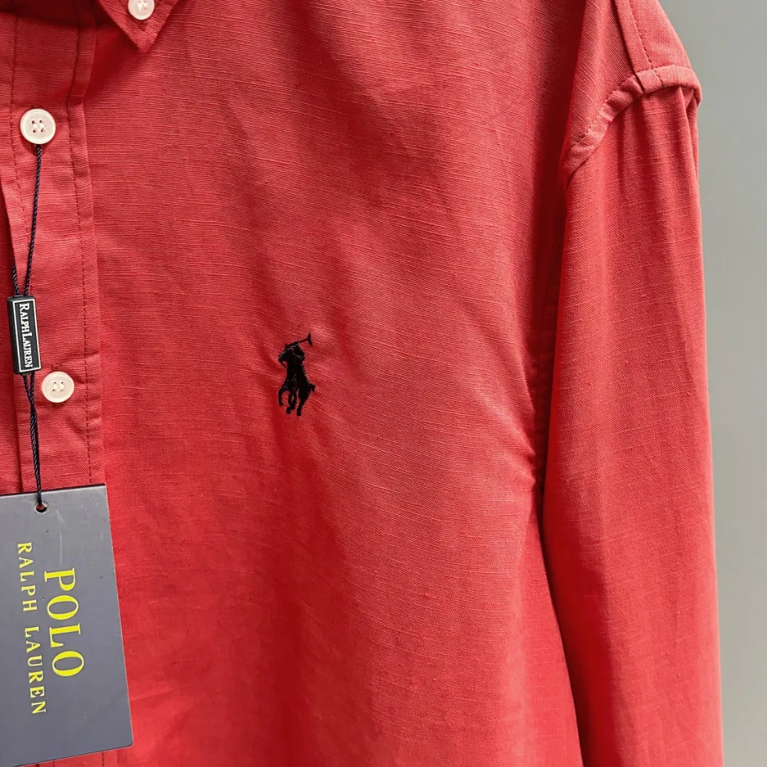 🅿️220 Ralph Lauren/Ralph Lauren early autumn linen embroidered shirt is made of custom-made natural plant fiber linen fabric with a unique bamboo texture. It has a simple and simple beauty. It has a loose fit and a three-dimensional upper body. The lines are smooth and natural. From the shoulder line to the waist line to the hem, the line transition is smooth. There are no unnecessary folds or accumulation. The whole body is neat and stretched. The chest is embellished with the iconic pony embroidery. Simple but highly recognizable. The color transition of the embroidery thread is natural. The stitches are even and uniform in size. The stitches can also connect naturally and the lines are smooth and not stiff. Size: S M L XL